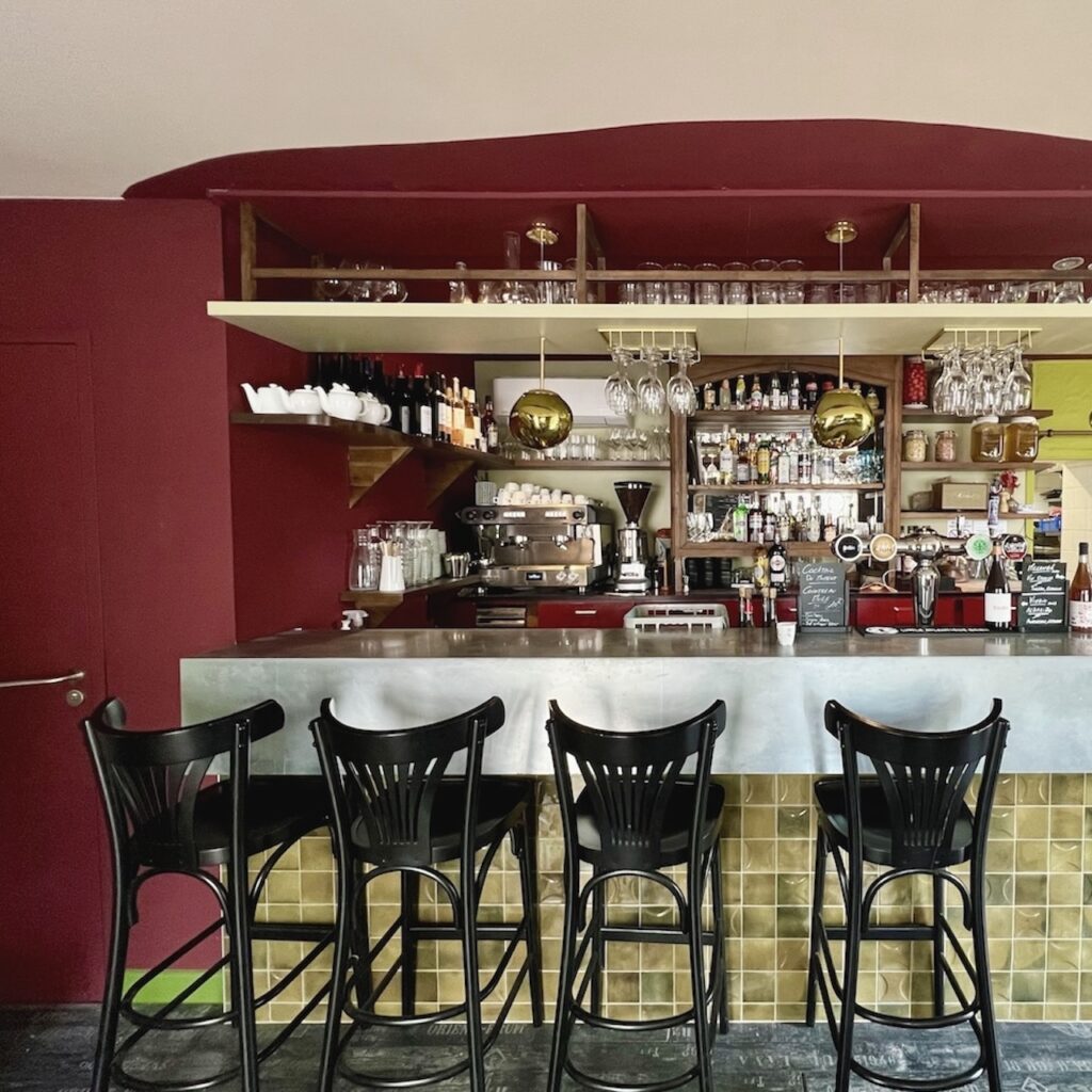Vue du bar et arrière-bar rénovés avec faïence, éclairage et ambiance chaleureuse du restaurant MEIGA