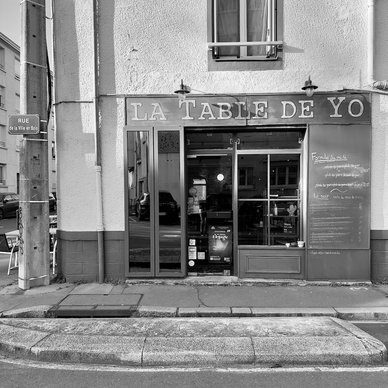 Ancienne façade du restaurant La Table de Yo, enseigne vieillissante et devanture datée