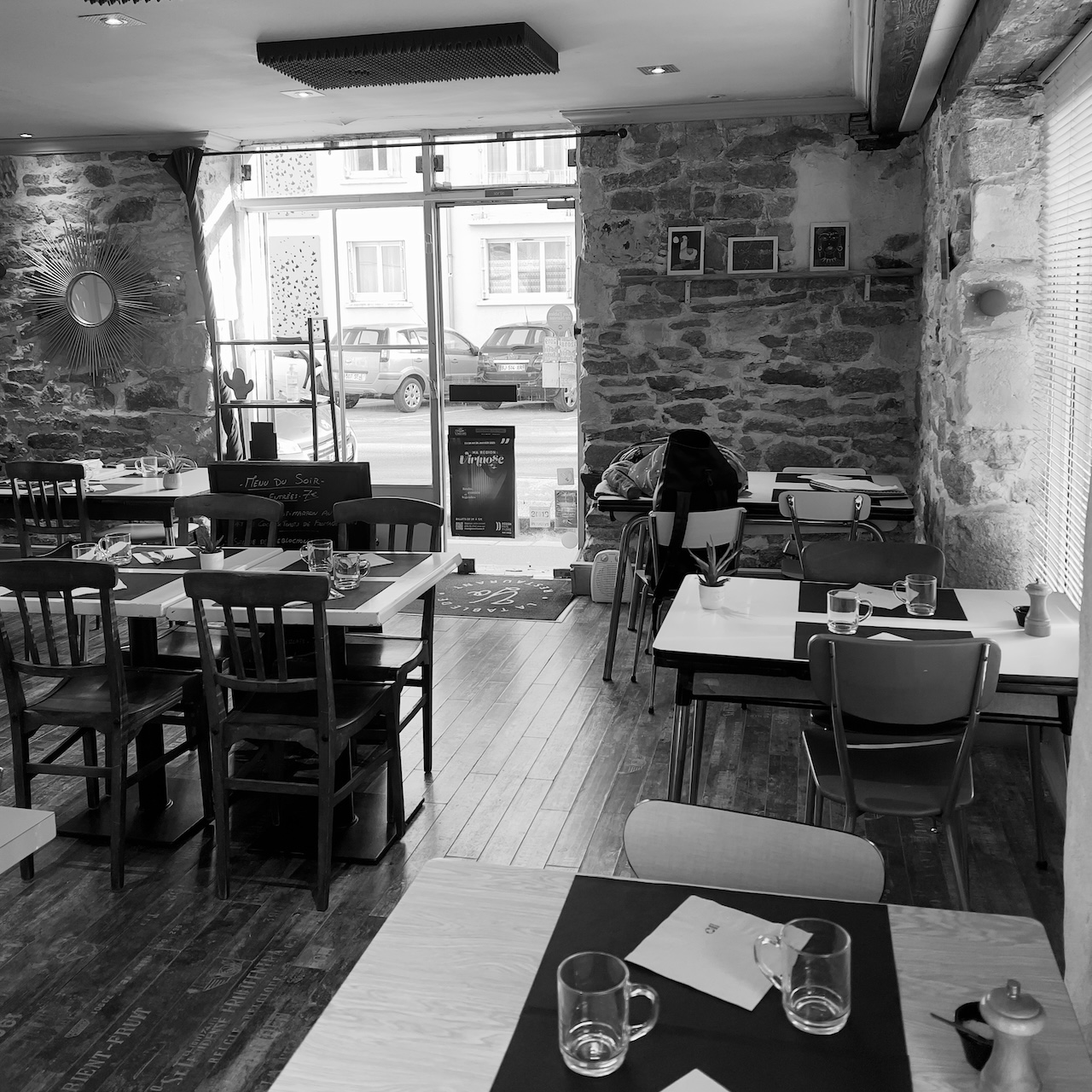Ancienne salle de restaurant avec mobilier en formica et décoration datée