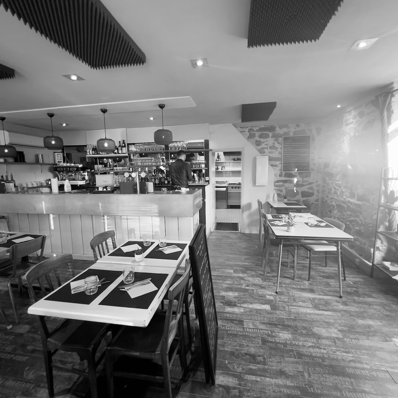 Ancienne salle de restaurant avec mobilier en formica et décoration datée