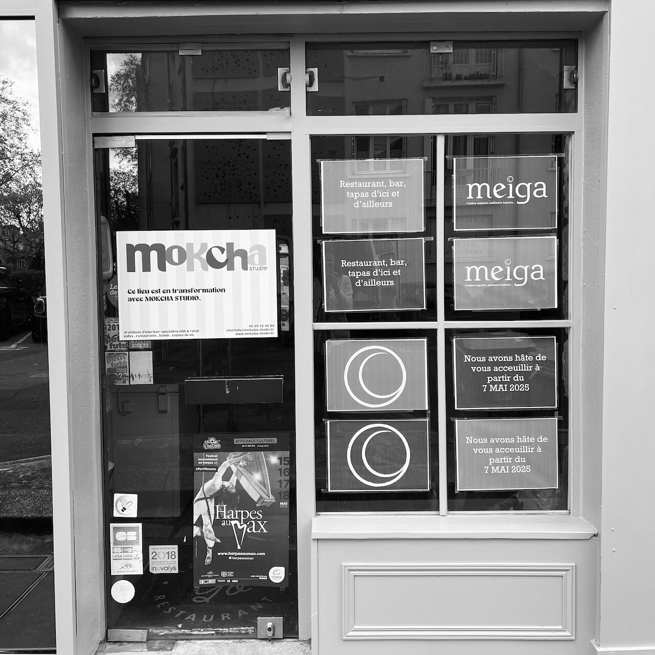Façade en chantier avec la nouvelle enseigne MEIGA en cours d’installation