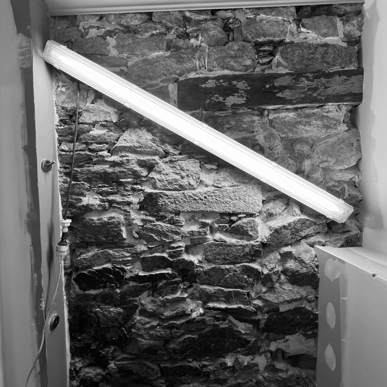 Chantier en cours avec éclairage chaud mettant en valeur les volumes en transformation