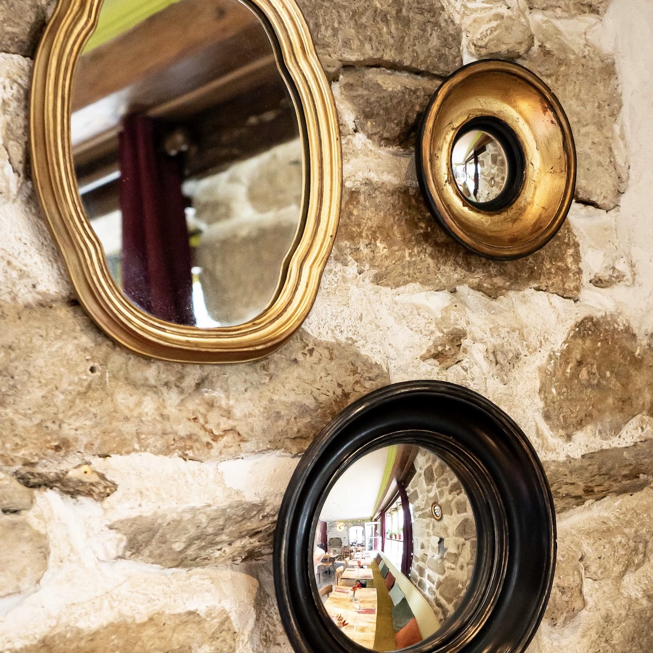 Gros plan sur des miroirs déformants style sorcières apportant une touche ludique et mystérieuse