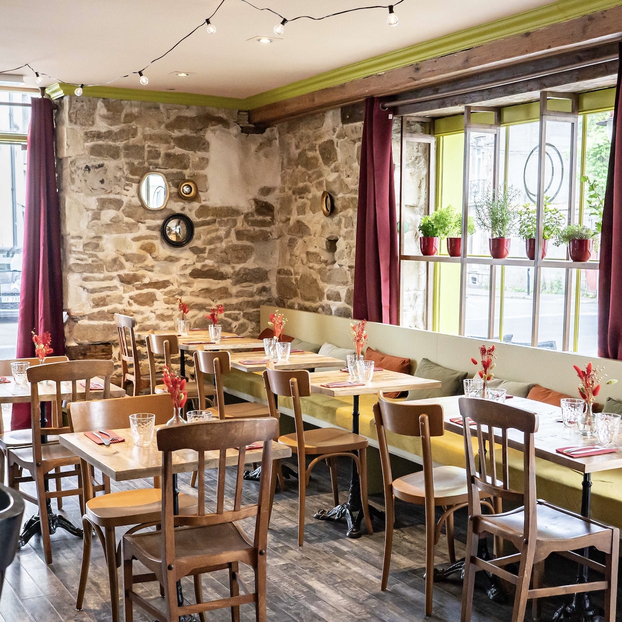 Vue de la salle avec une banquette moderne et confortable, espace adaptable selon les besoins