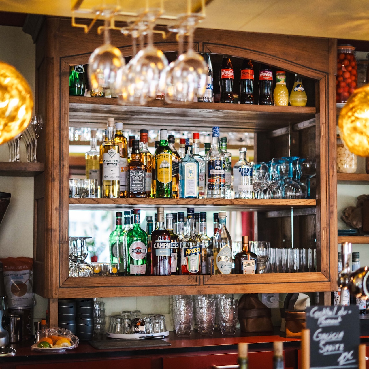 Détail de l’arrière-bar en bois récupéré avec miroir ancien et tablette, pour le restaurant MEIGA