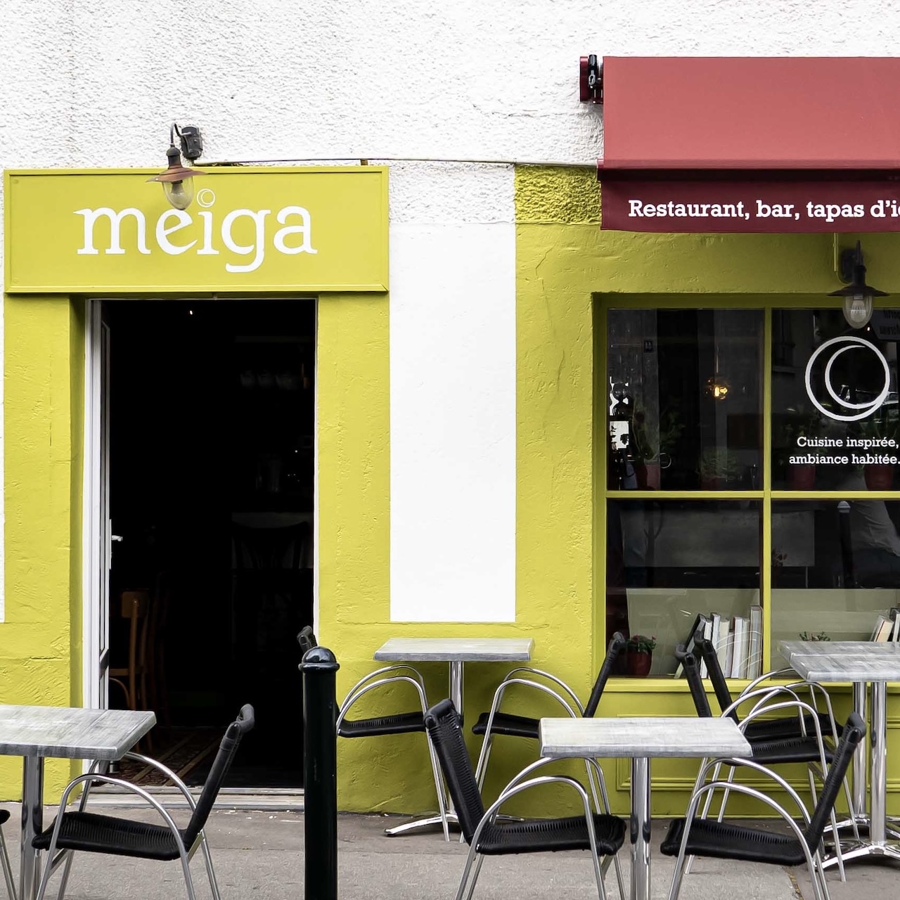 Façade du restaurant MEIGA avec une palette de verts et bordeaux et des enseignes peintes à la main