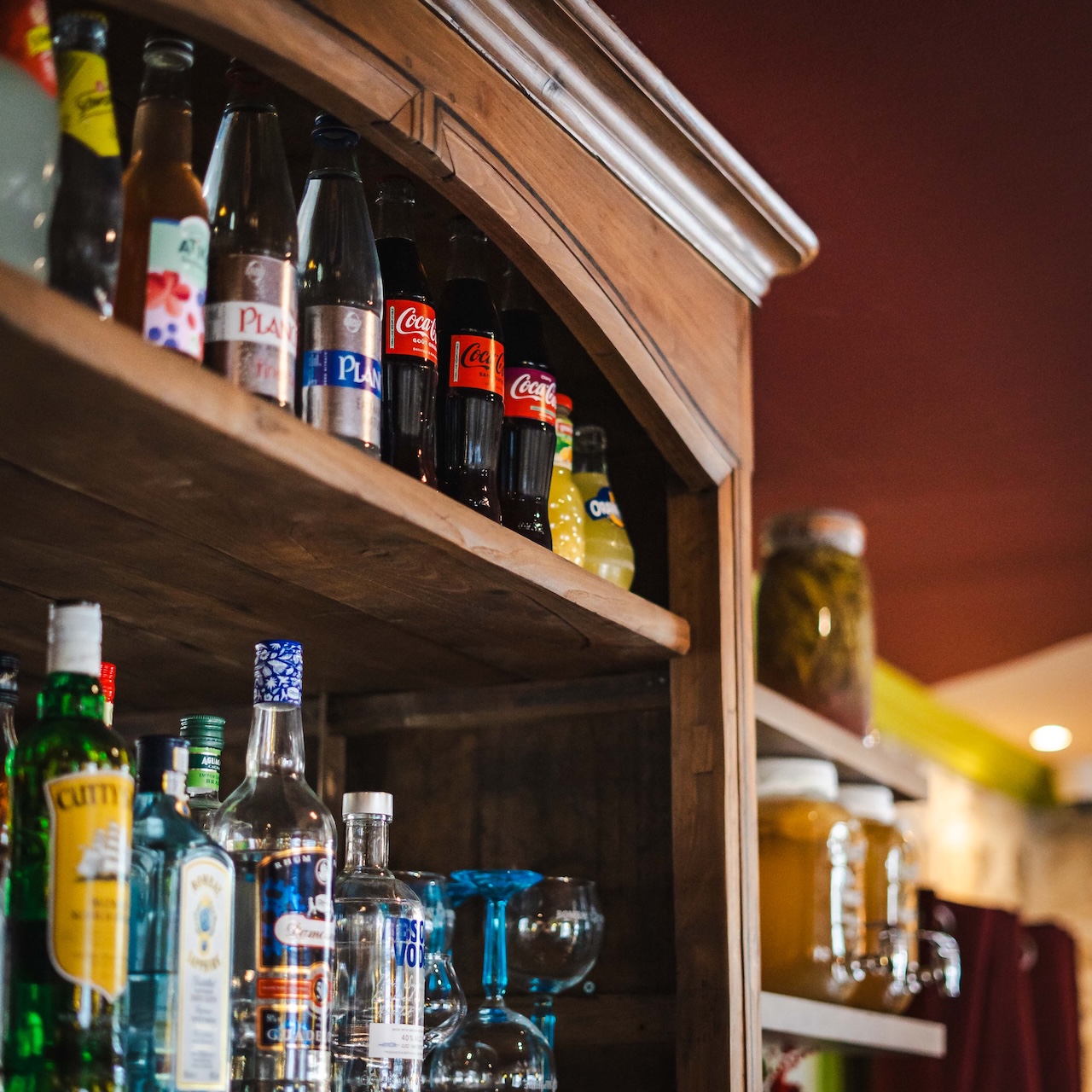 Détail de l’arrière-bar en bois récupéré avec miroir ancien et tablette, pour le restaurant MEIGA
