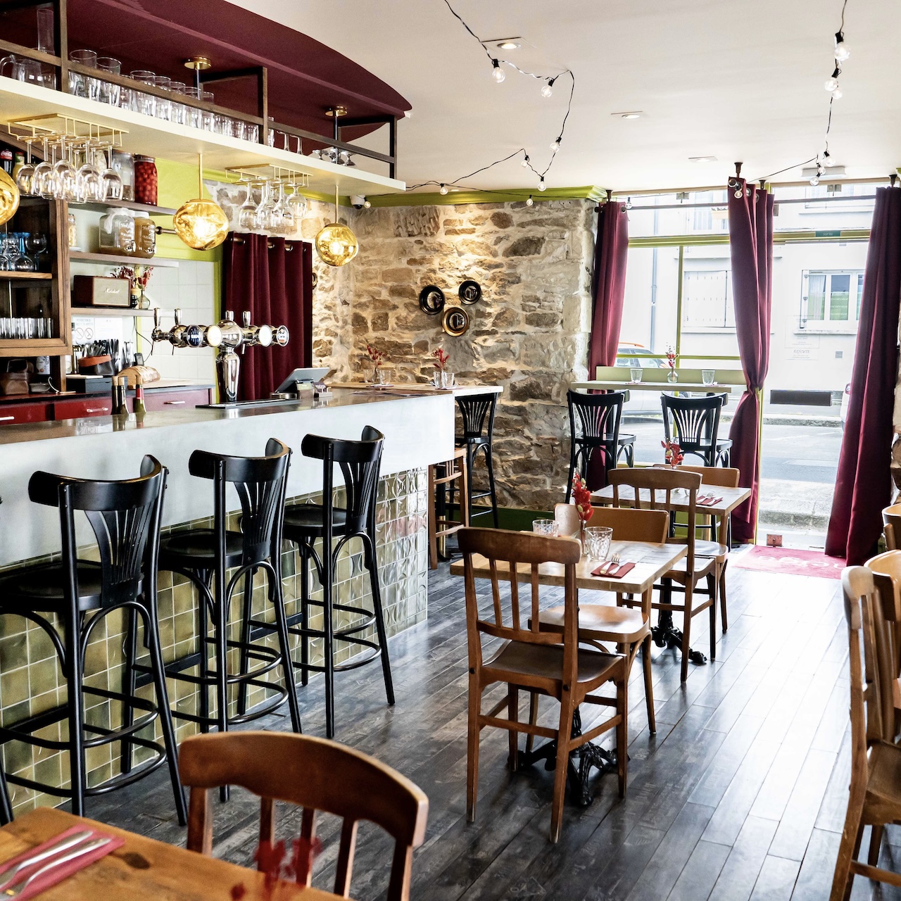 Intérieur rénové du restaurant MEIGA avec un mobilier chiné et une ambiance chaleureuse