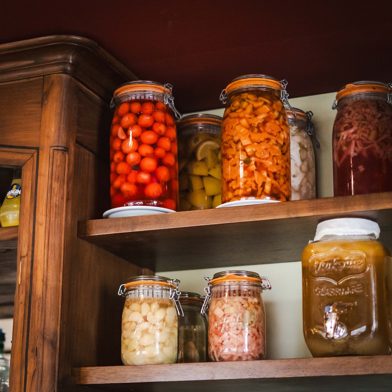 Zoom sur des bocaux en verre remplis de légumes en fermentation naturelle