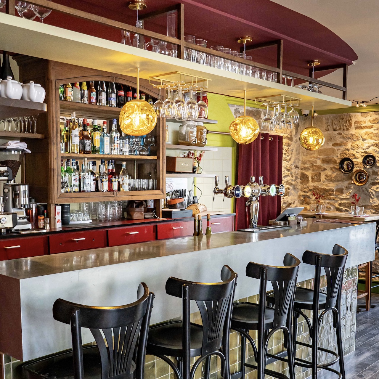Vue du bar et arrière-bar rénovés avec faïence, éclairage et ambiance chaleureuse du restaurant MEIGA