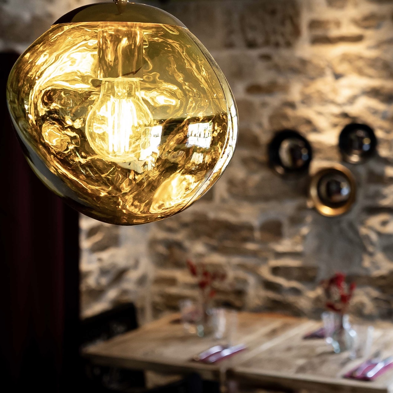 Gros plan sur une suspension décorative au style mystérieux et raffiné