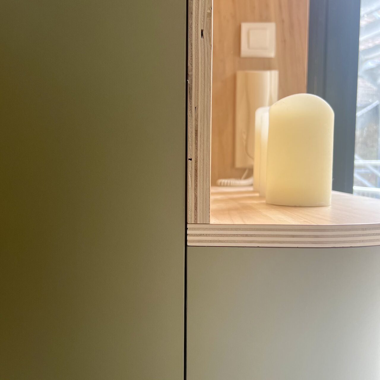 Zoom sur le meuble d’entrée en stratifié avec niche en contreplaqué, écho visuel au coin repas dans un loft nantais