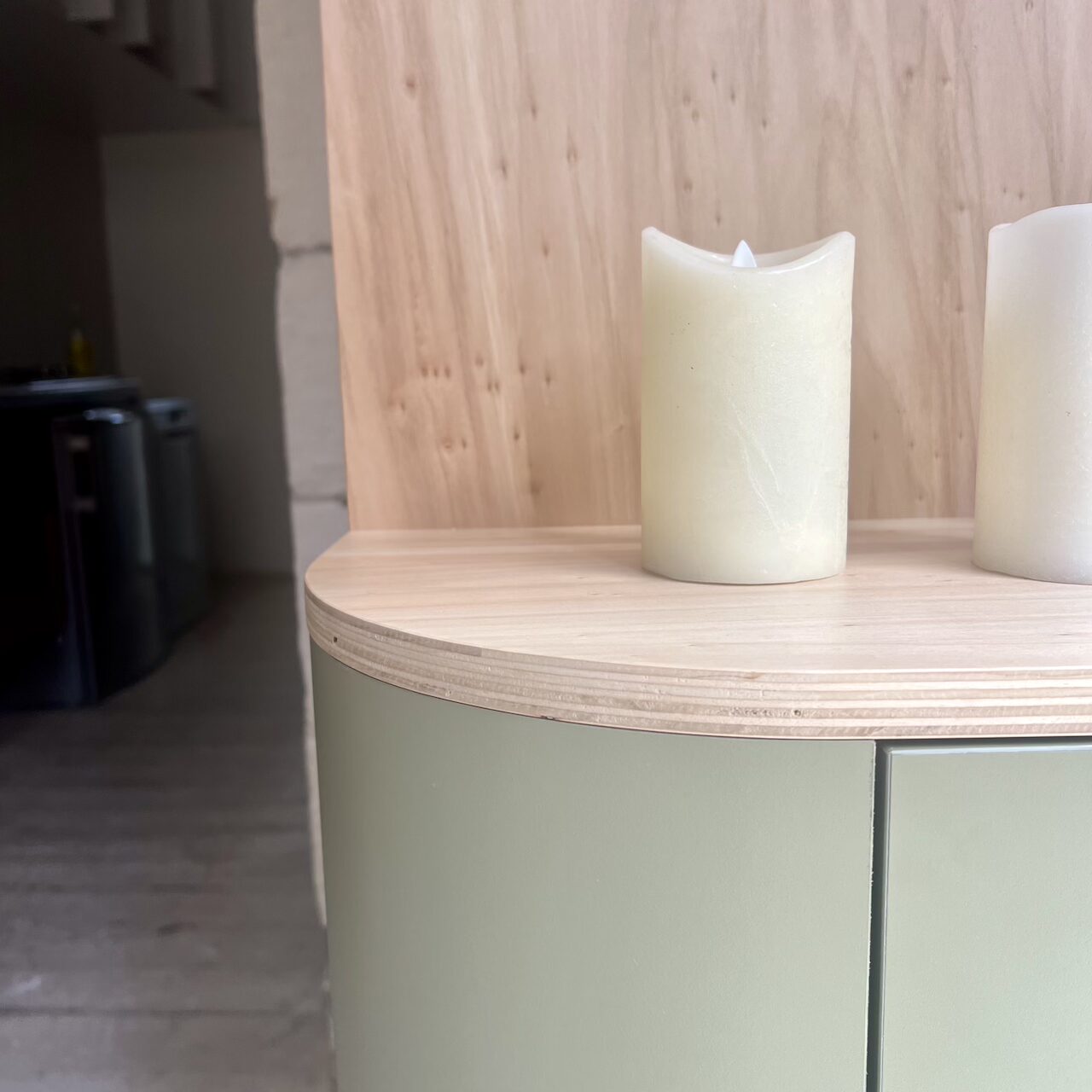 Zoom sur le meuble d’entrée en stratifié avec niche en contreplaqué, écho visuel au coin repas dans un loft nantais
