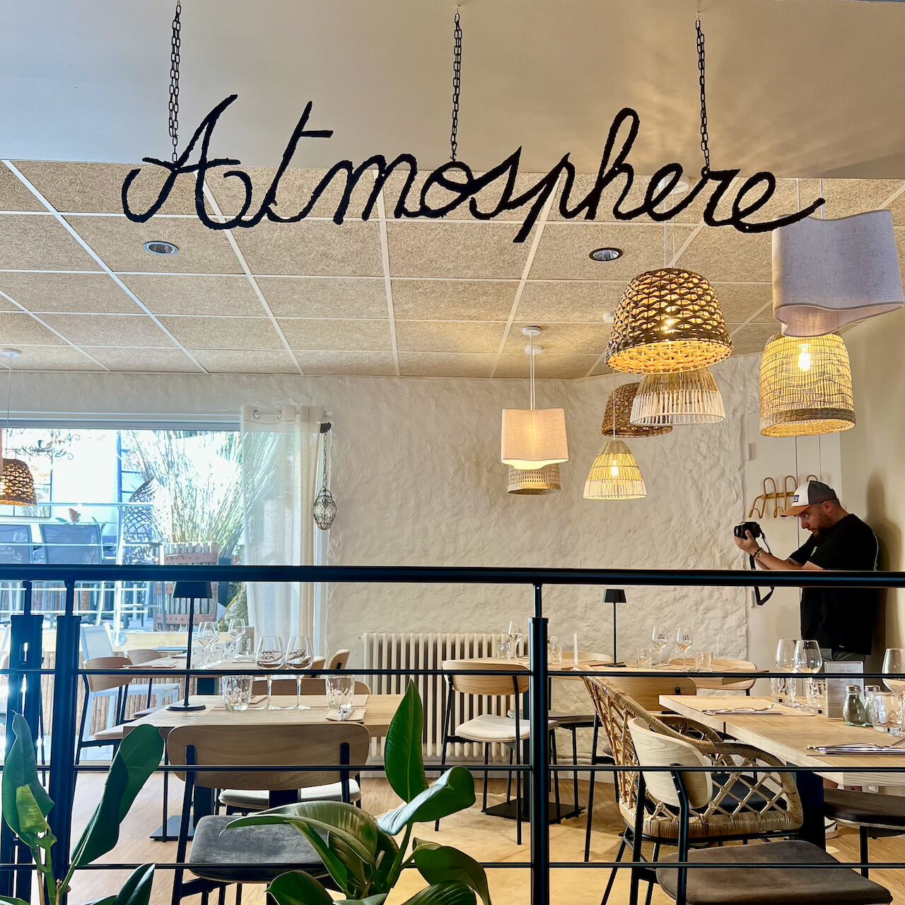 Ancienne pièce conservée, ouverte sur la salle haute lumineuse, évoquant l’esprit du restaurant