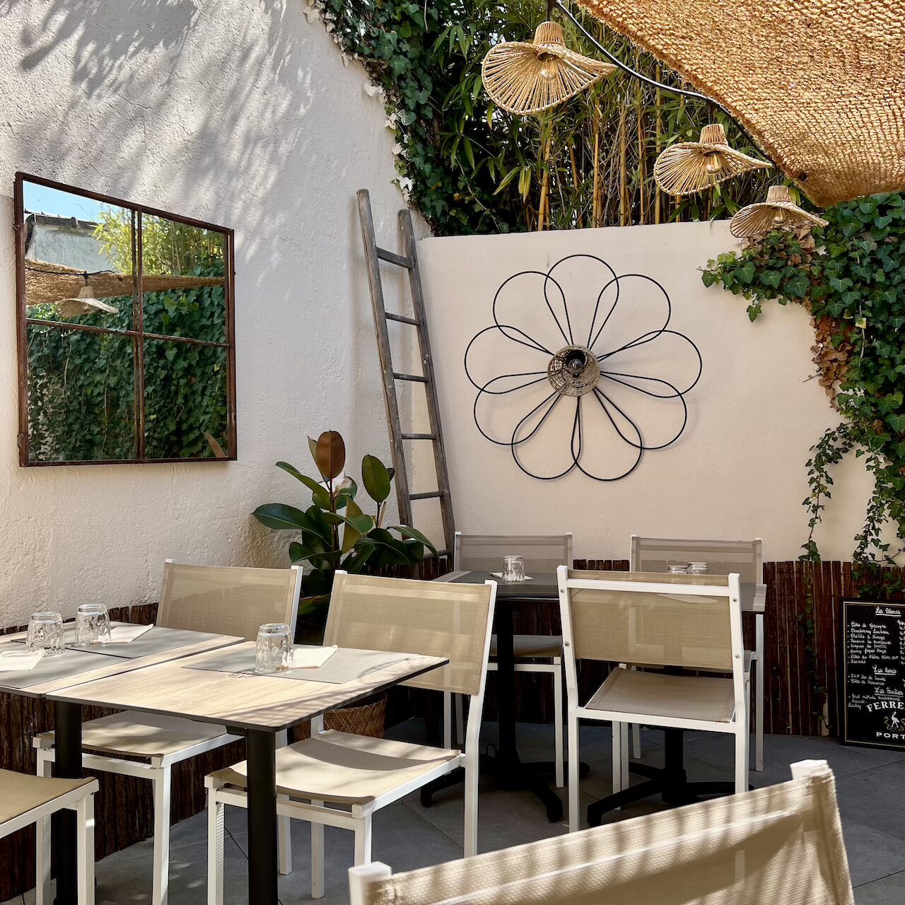 Terrasse extérieure cosy et chaleureuse avec décoration soignée, lumière douce et vue sur le clocher de Pont-Saint-Martin