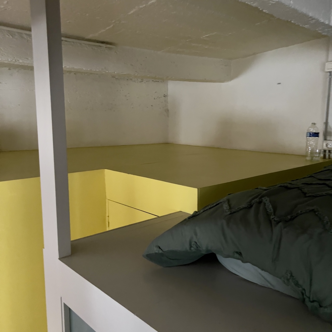 Espace mezzanine vide au-dessus du bloc jaune dans un loft nantais, sans aménagement ni rangement
