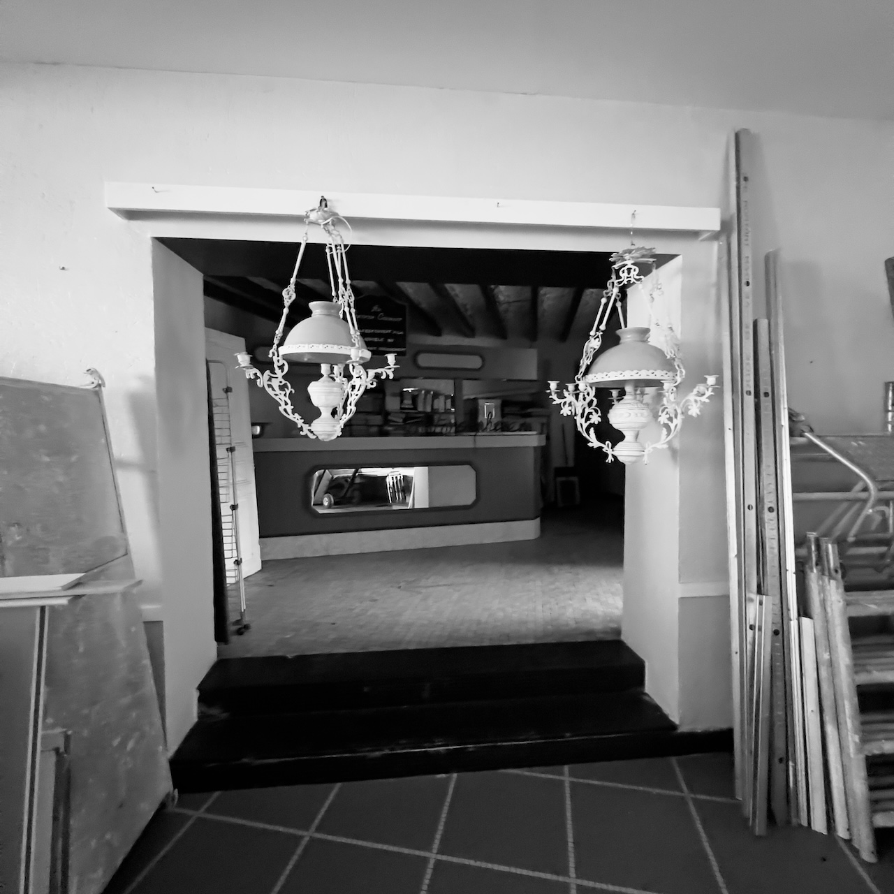Photo de l’ancien bar du restaurant, en retrait et désuet
