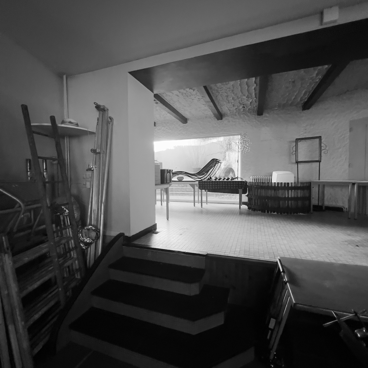 Vue de la salle haute du restaurant, vide et abandonnée