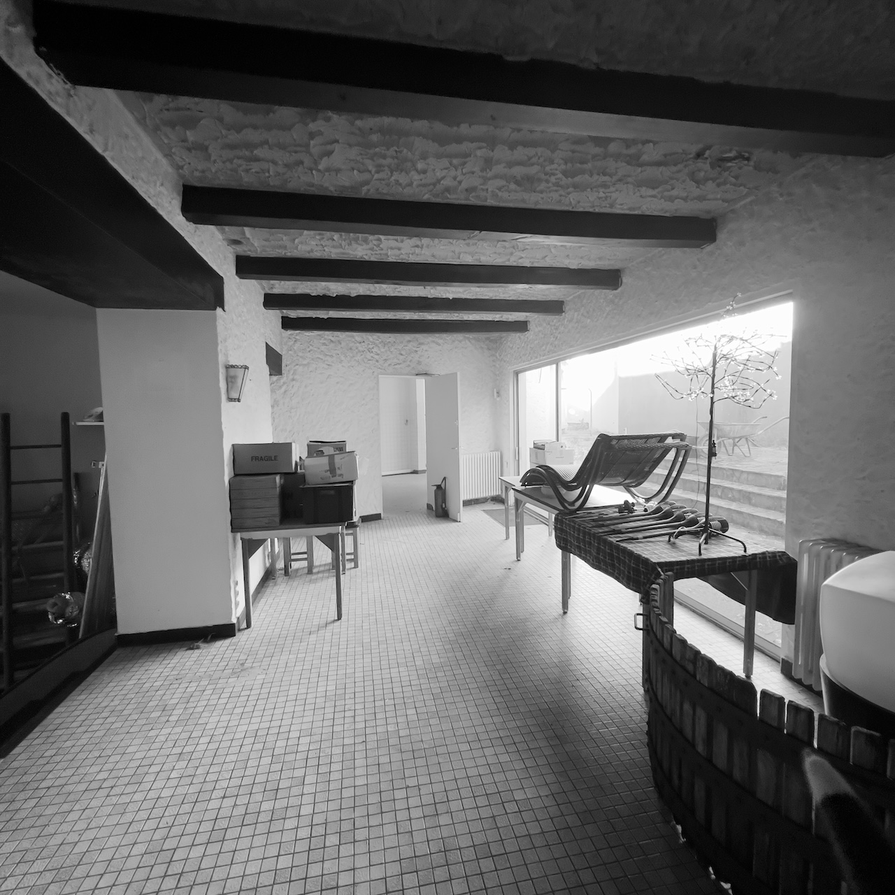 Vue de la salle haute du restaurant, vide et abandonnée