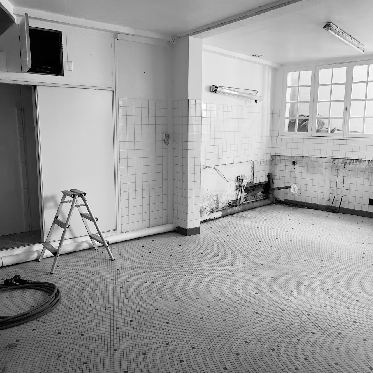 Pièce vide destinée à devenir la cuisine du restaurant, sans aménagement ni équipement