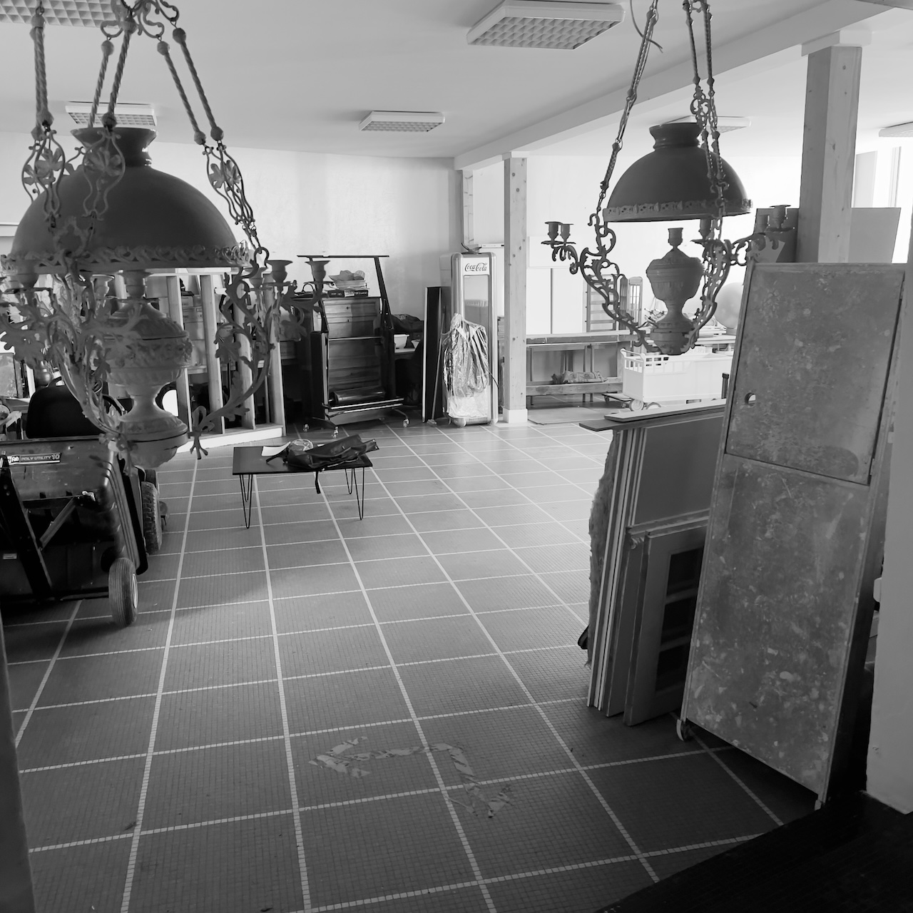 Grande salle vide d’un ancien restaurant, laissée à l’abandon, sans décoration ni aménagement