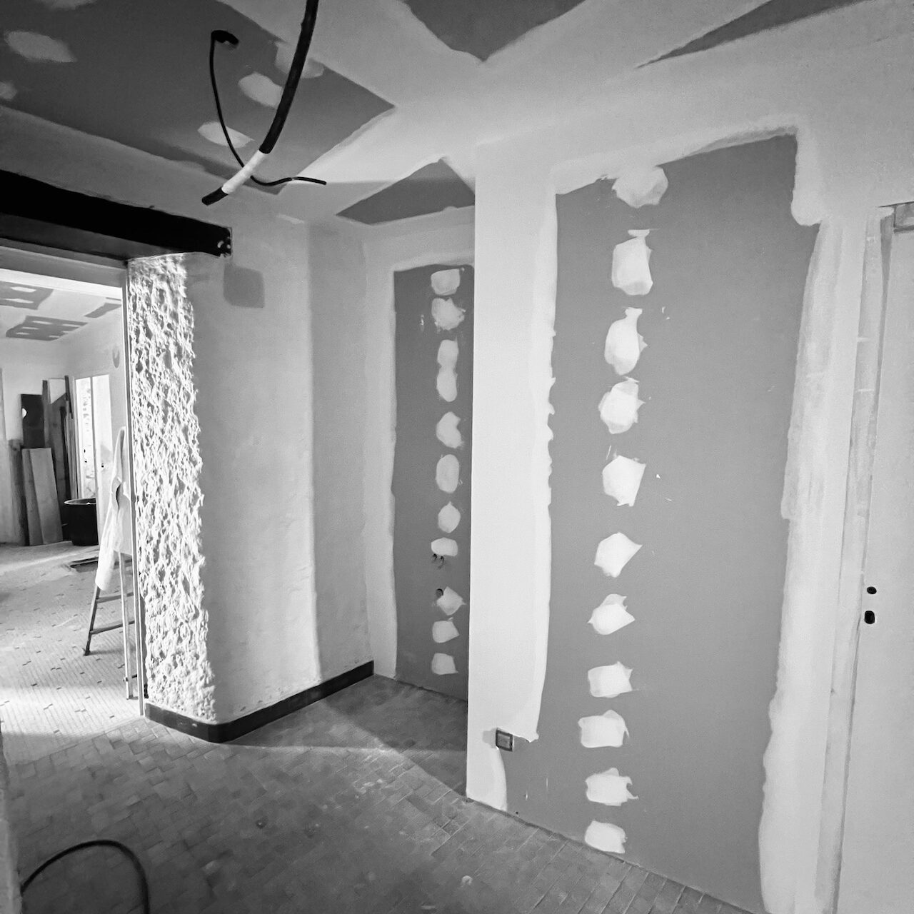 Chantier de rénovation avec cloison en cours de montage pour redistribuer les volumes du restaurant