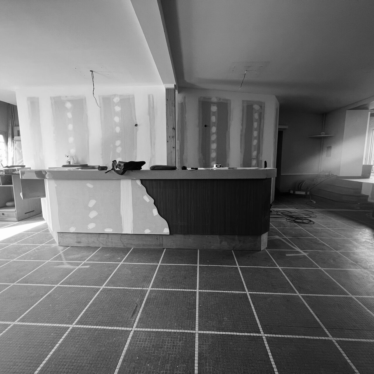 Chantier montrant l’ancien bar en cours de transformation pour devenir un bar central moderne