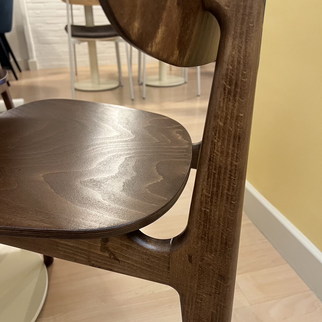Chaise en bois massif, confortable et au design chaleureux, véritable coup de cœur.