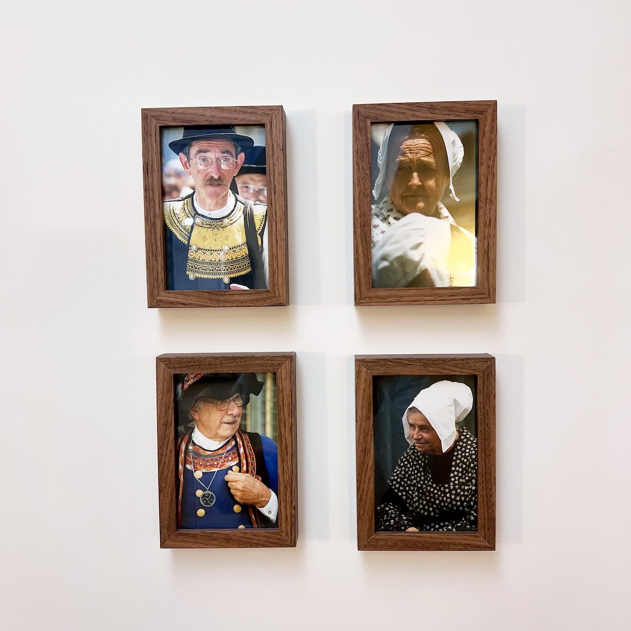 Détails de quatre figurines bretonnes réalisées par de petits créateurs, décorant le mur avec authenticité