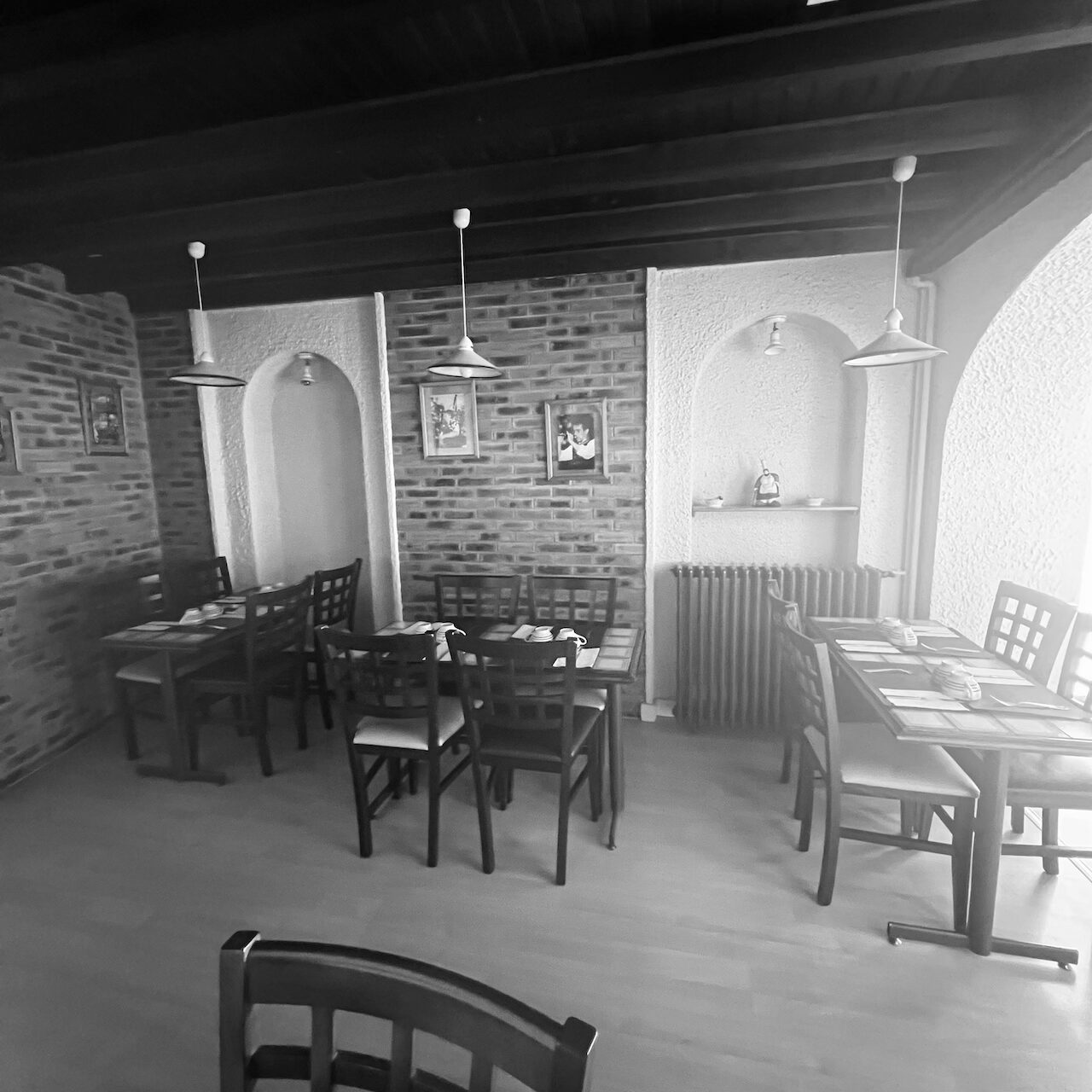 Vue de la crêperie avant travaux, briquettes et arches