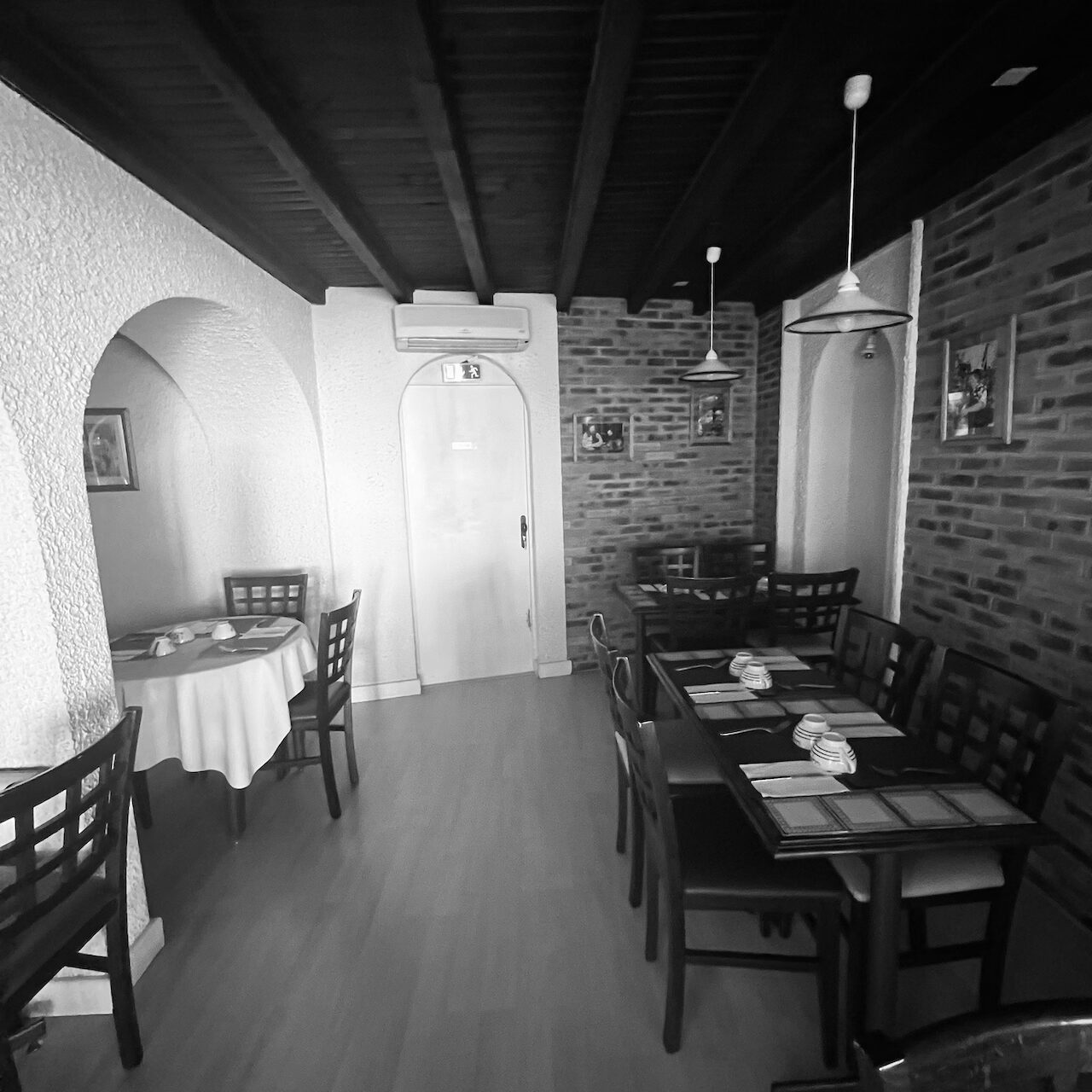 Vue de la crêperie avant travaux, briquettes et arches