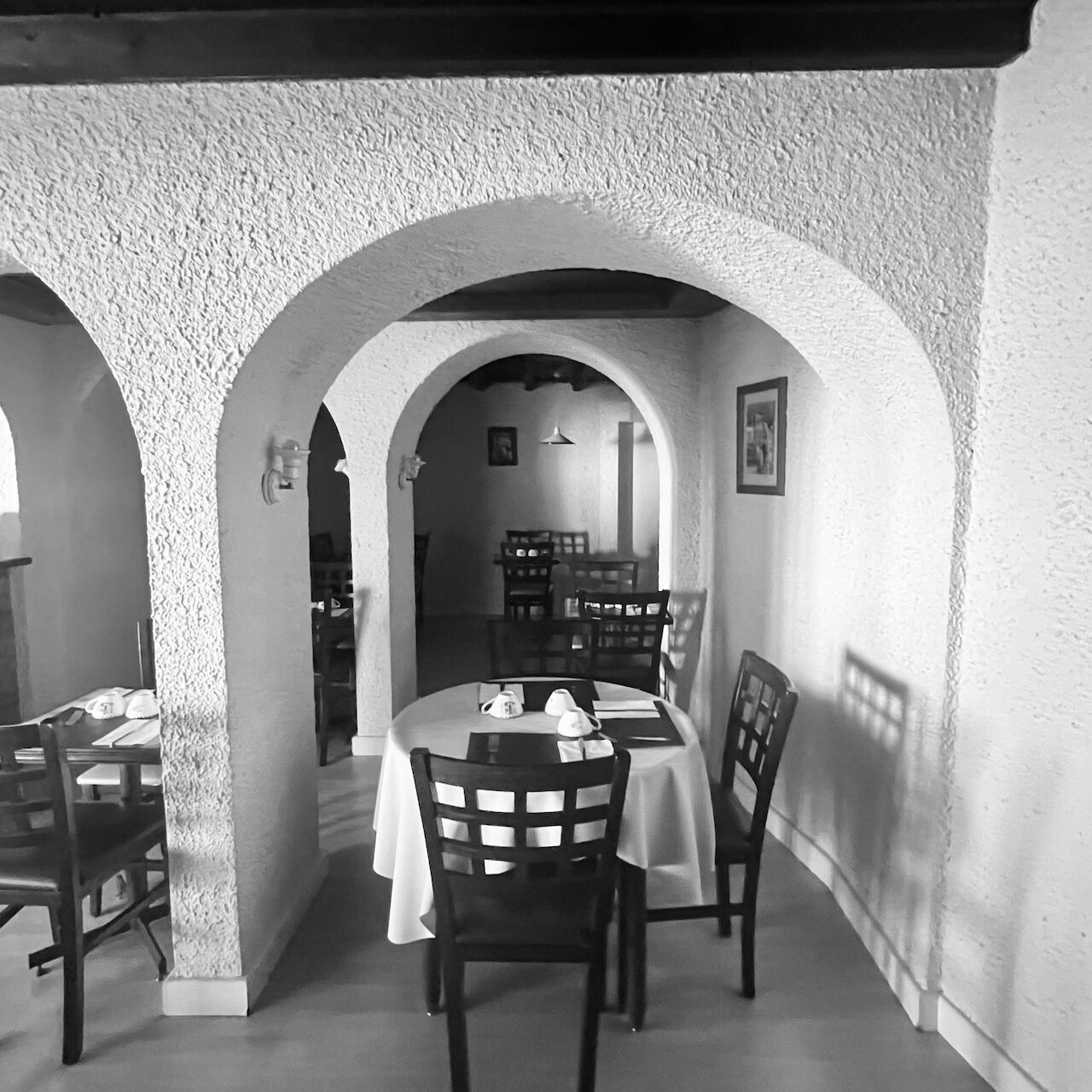 Vue de la crêperie avant travaux, arches et mur en crépi