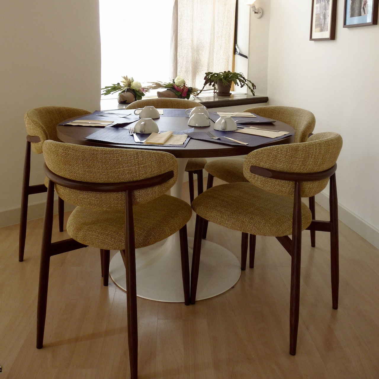 Vue de la table ronde et mobilier