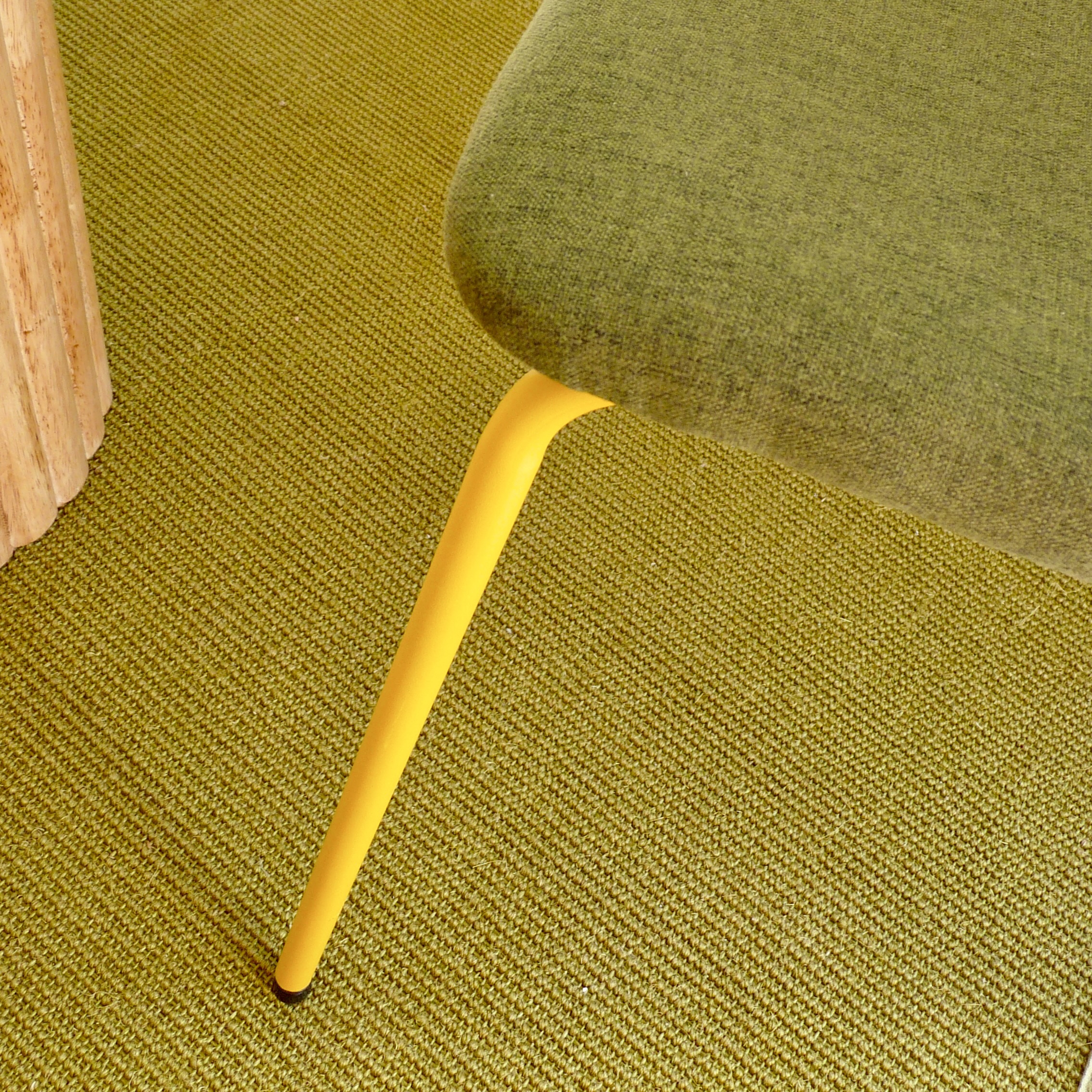 Zoom sur un mobilier aménagé dans l’espace vert du showroom conçu pour un artisan.