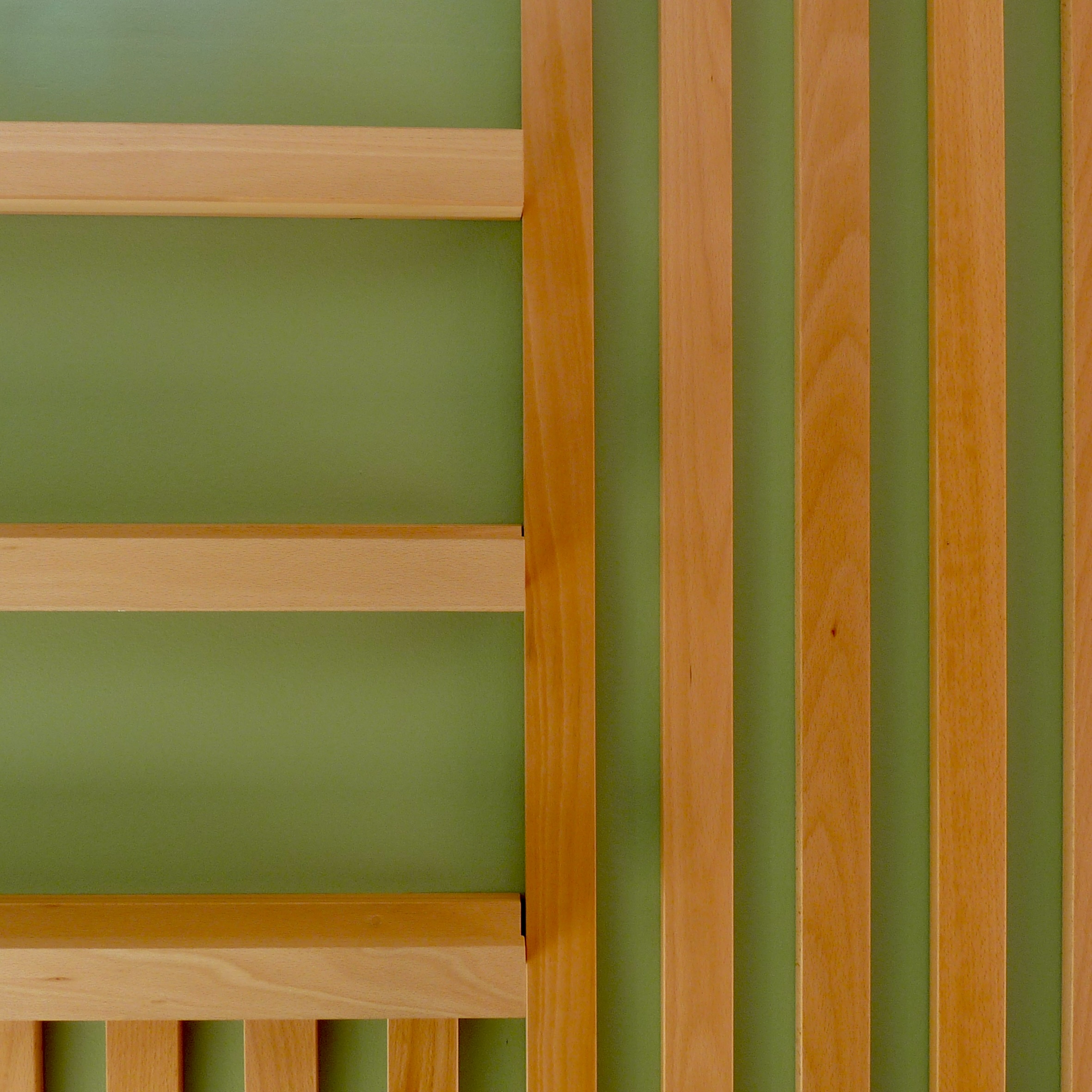 Détail du mobilier aménagé dans la zone verte du showroom de l’artisan.