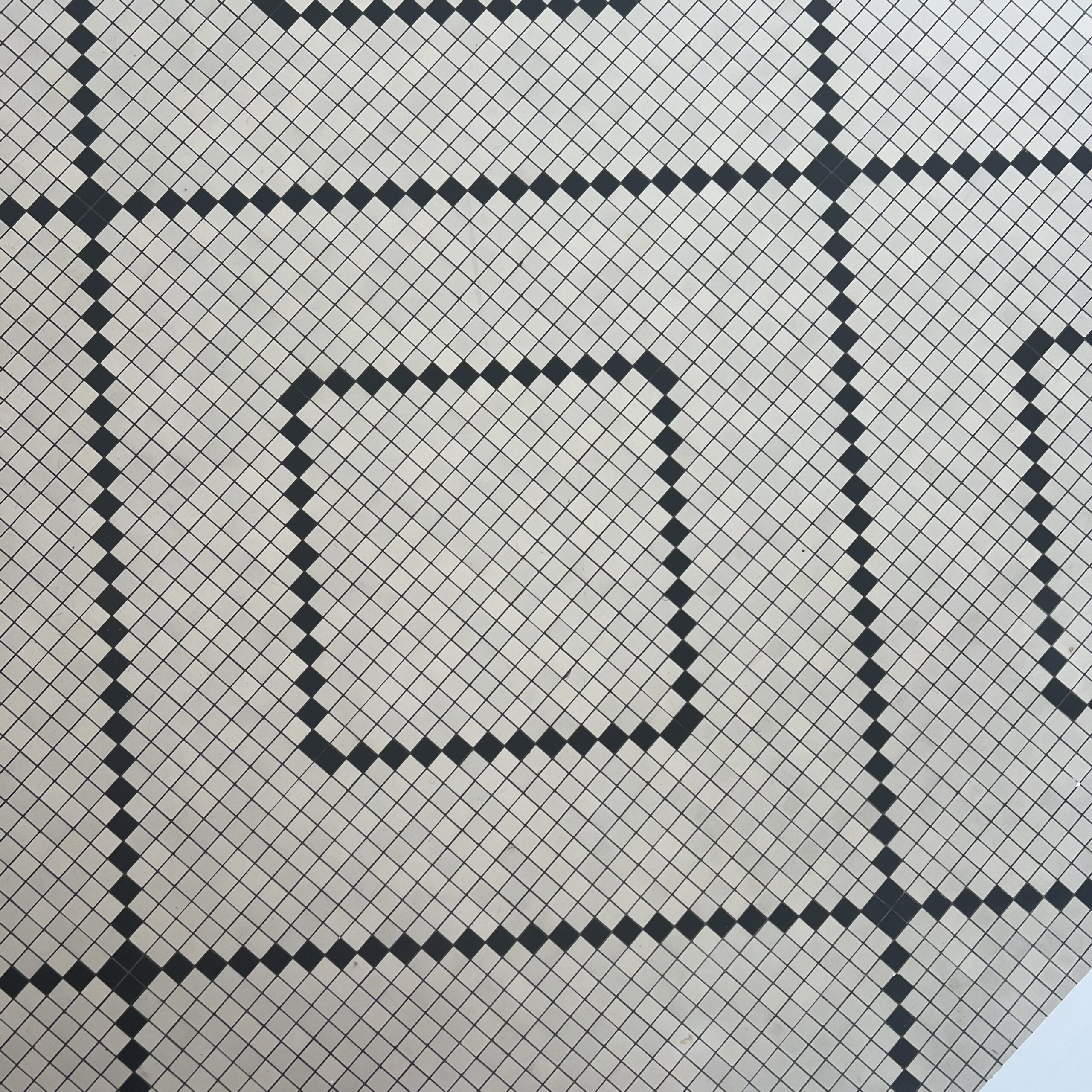 Carrelage mosaïque vintage noir et blanc en détail.