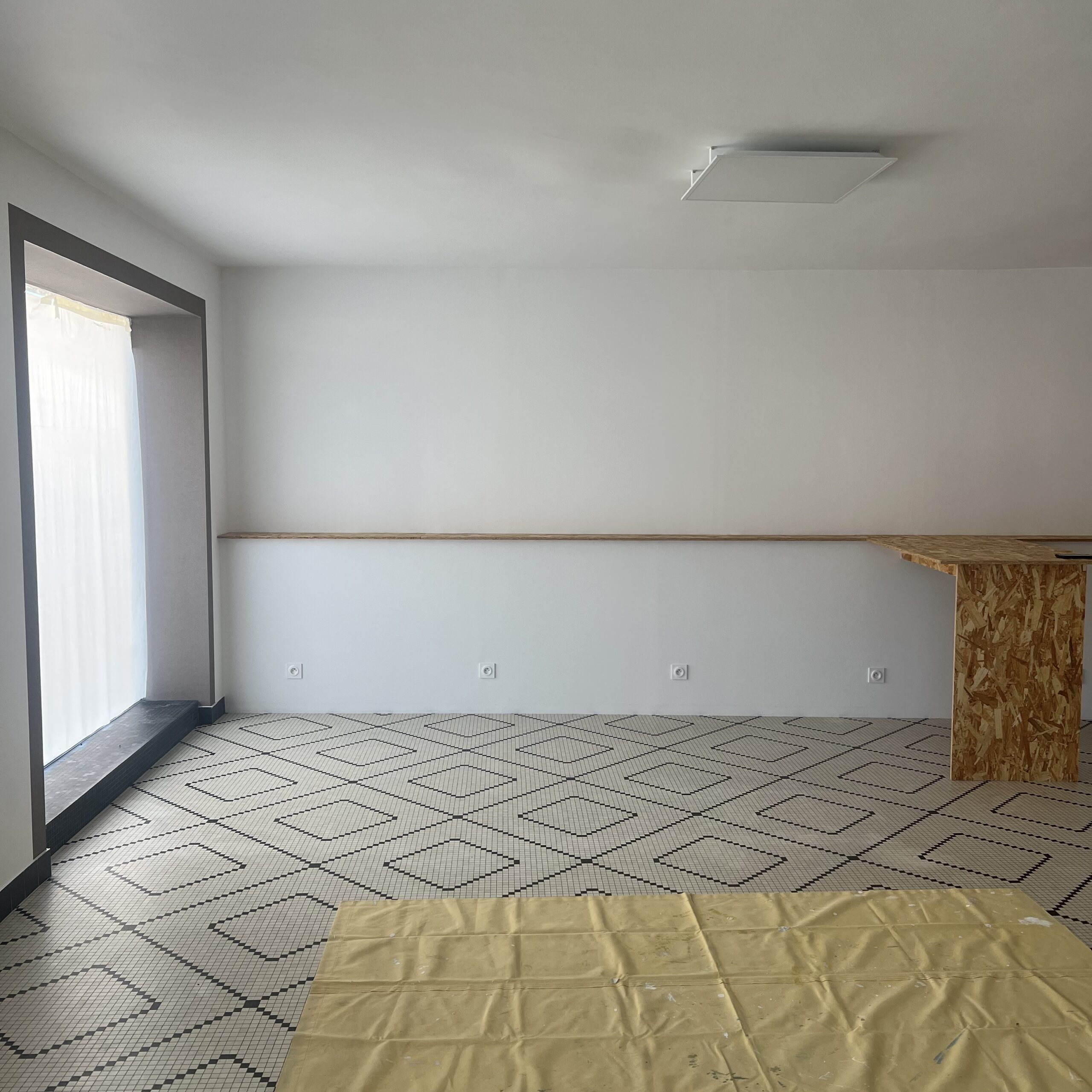 Espace existant vide avant aménagement, sans décoration ni identité.