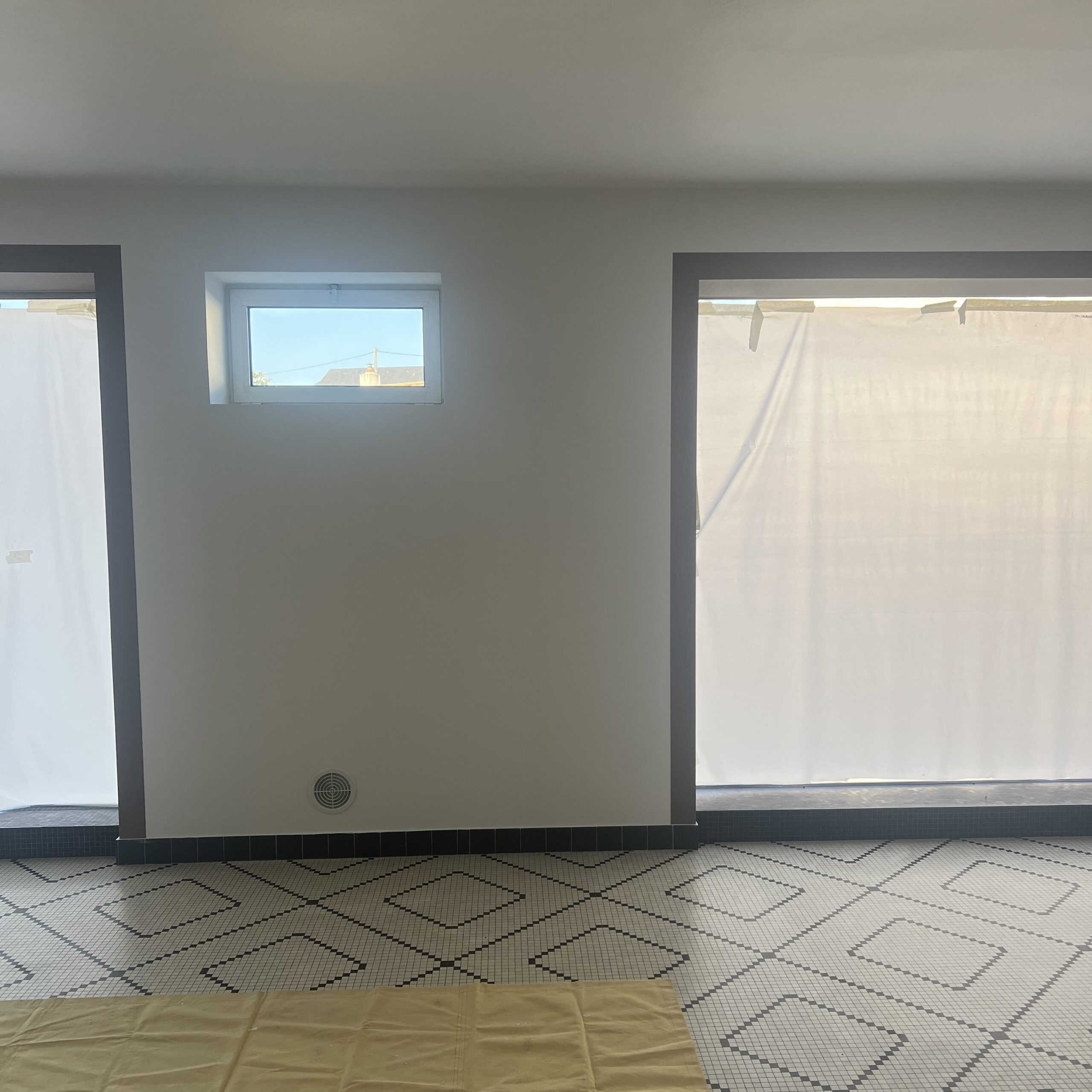 Espace existant vide avant aménagement, sans décoration ni identité.