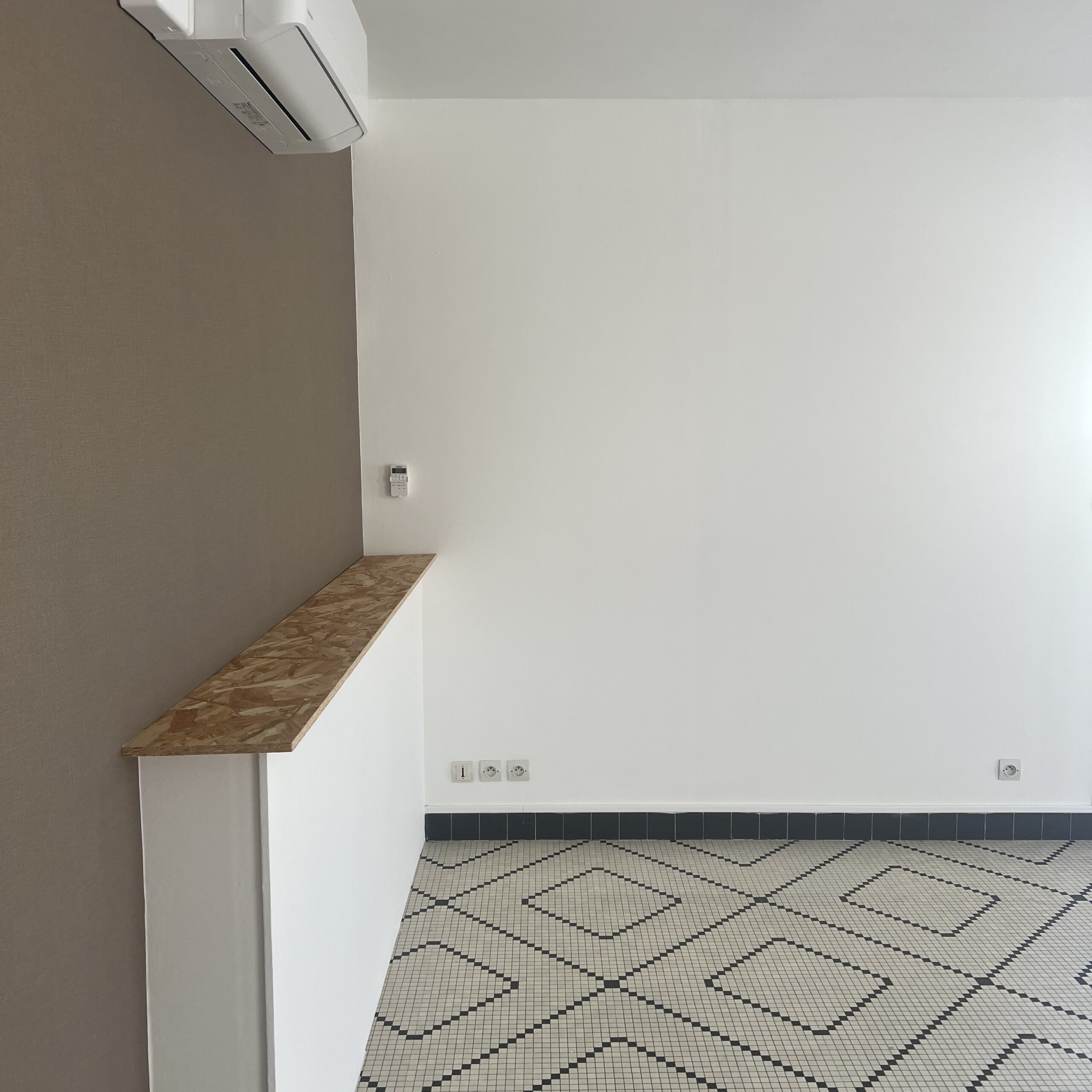 Espace existant vide avant aménagement, sans décoration ni identité.