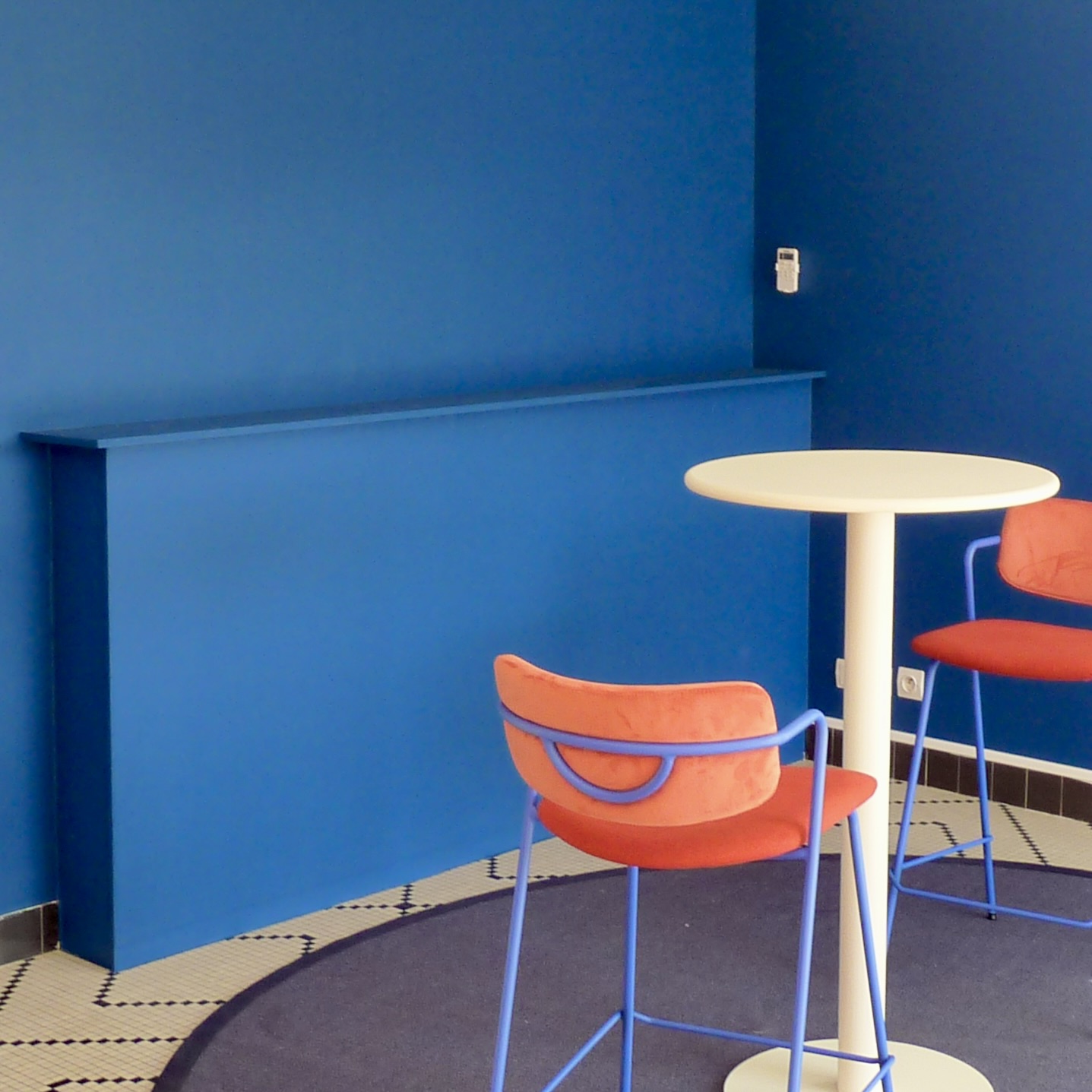 Zoom sur un détail du mobilier aménagé dans la zone bleue du showroom de l’artisan.