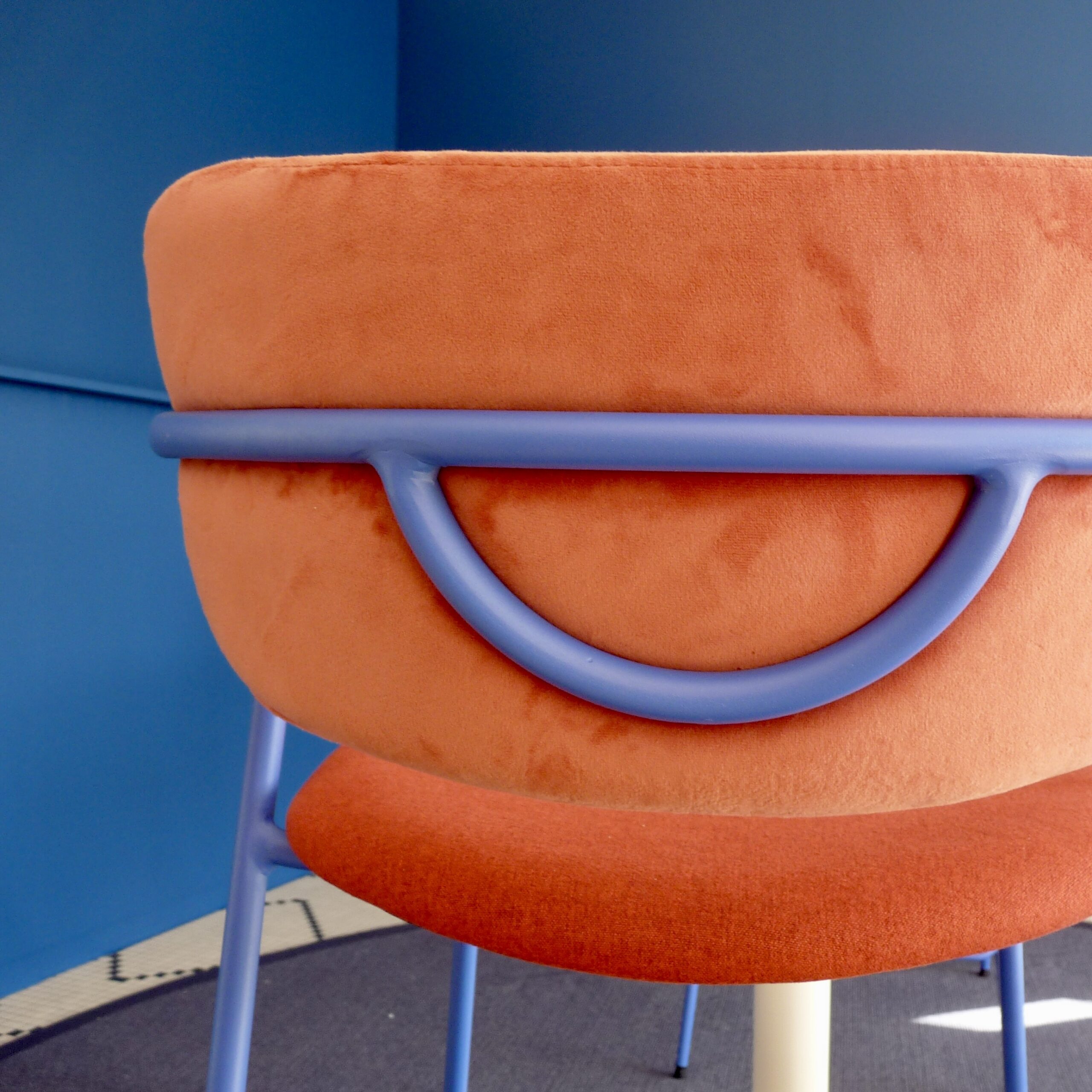 Zoom sur un détail du mobilier aménagé dans la zone bleue du showroom de l’artisan.